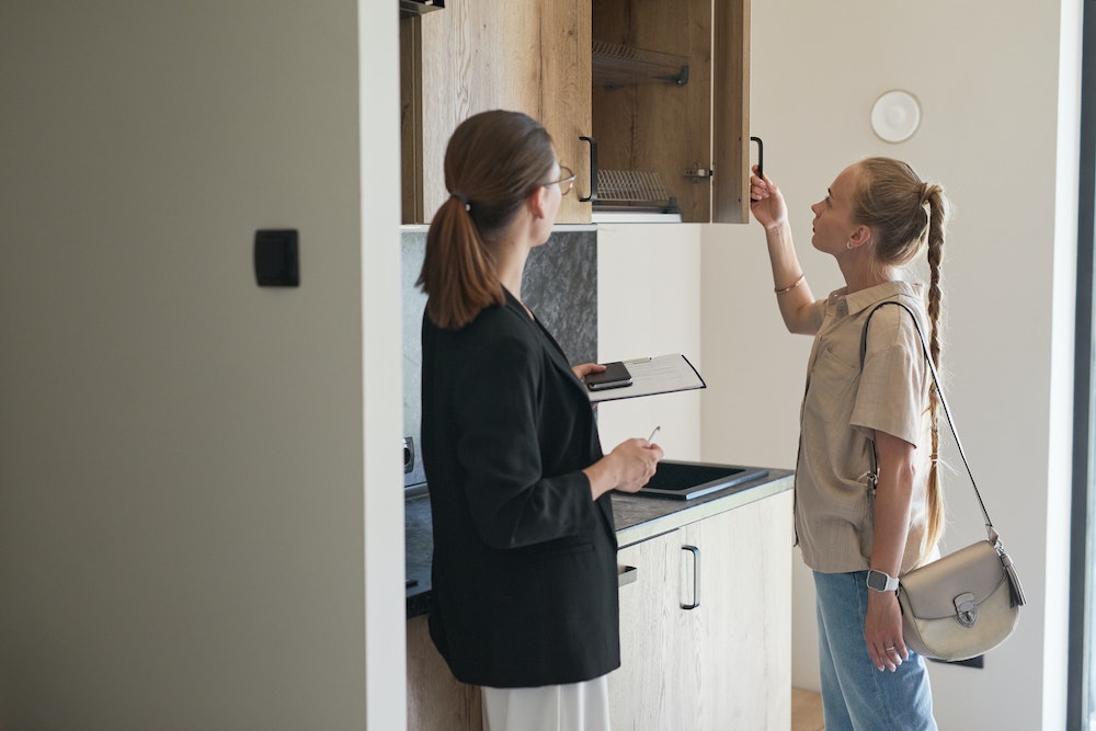 Emprunter le chemin de l'indépendance : Devenir mandataire immobilier, un défi à la portée de tous