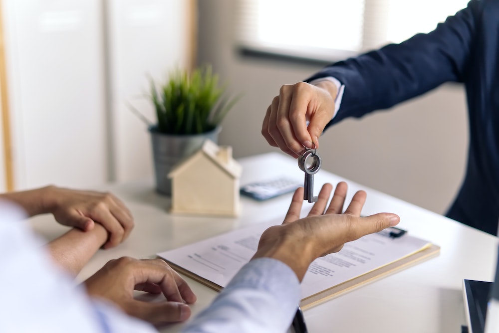 Agence immobilière à frais fixe ou agence classique: quelle option choisir pour vendre votre bien?