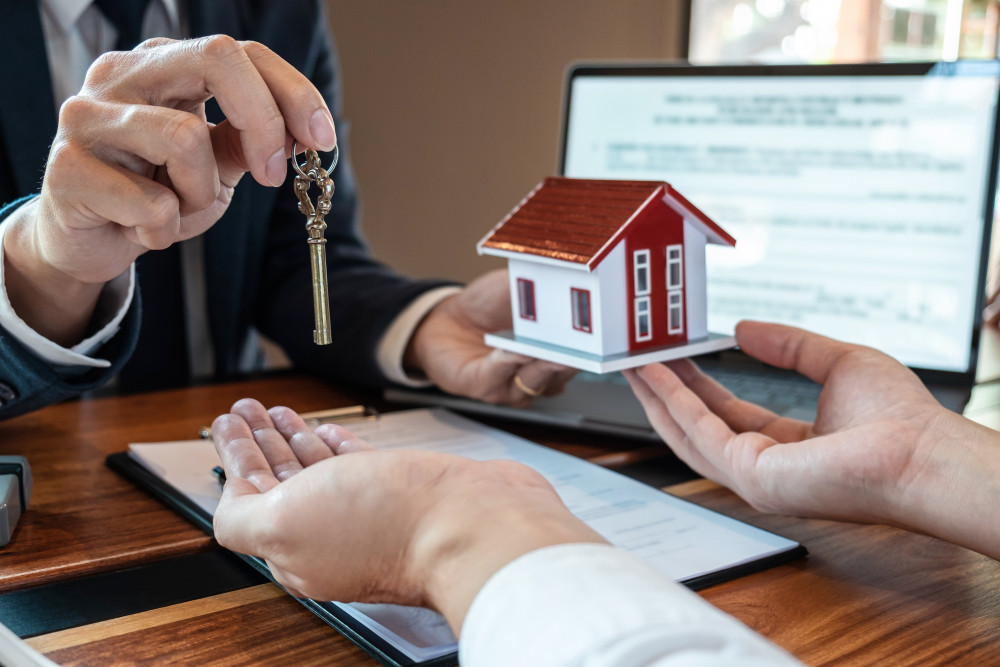 Acheter une maison seul et se marier après : les avantages et les