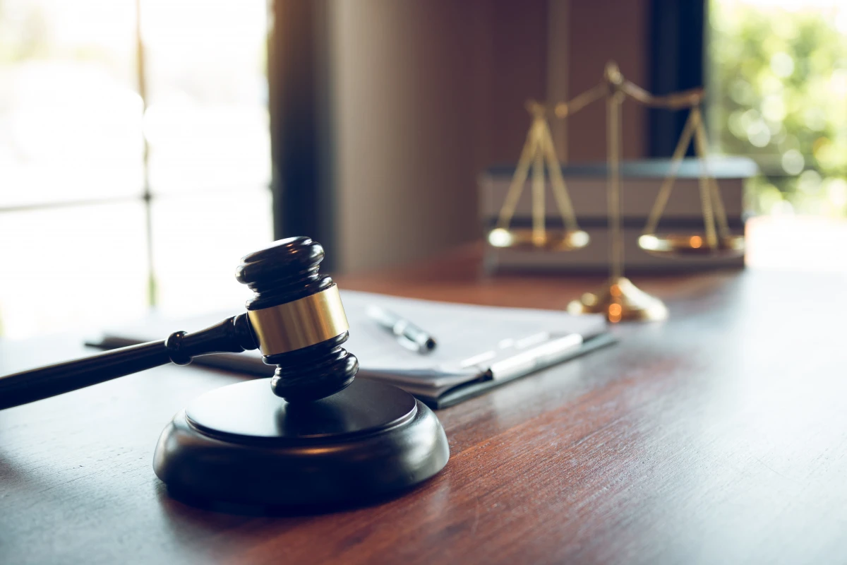 Acheter un bien immobilier en litige : un pari risqué aux conséquences insoupçonnées